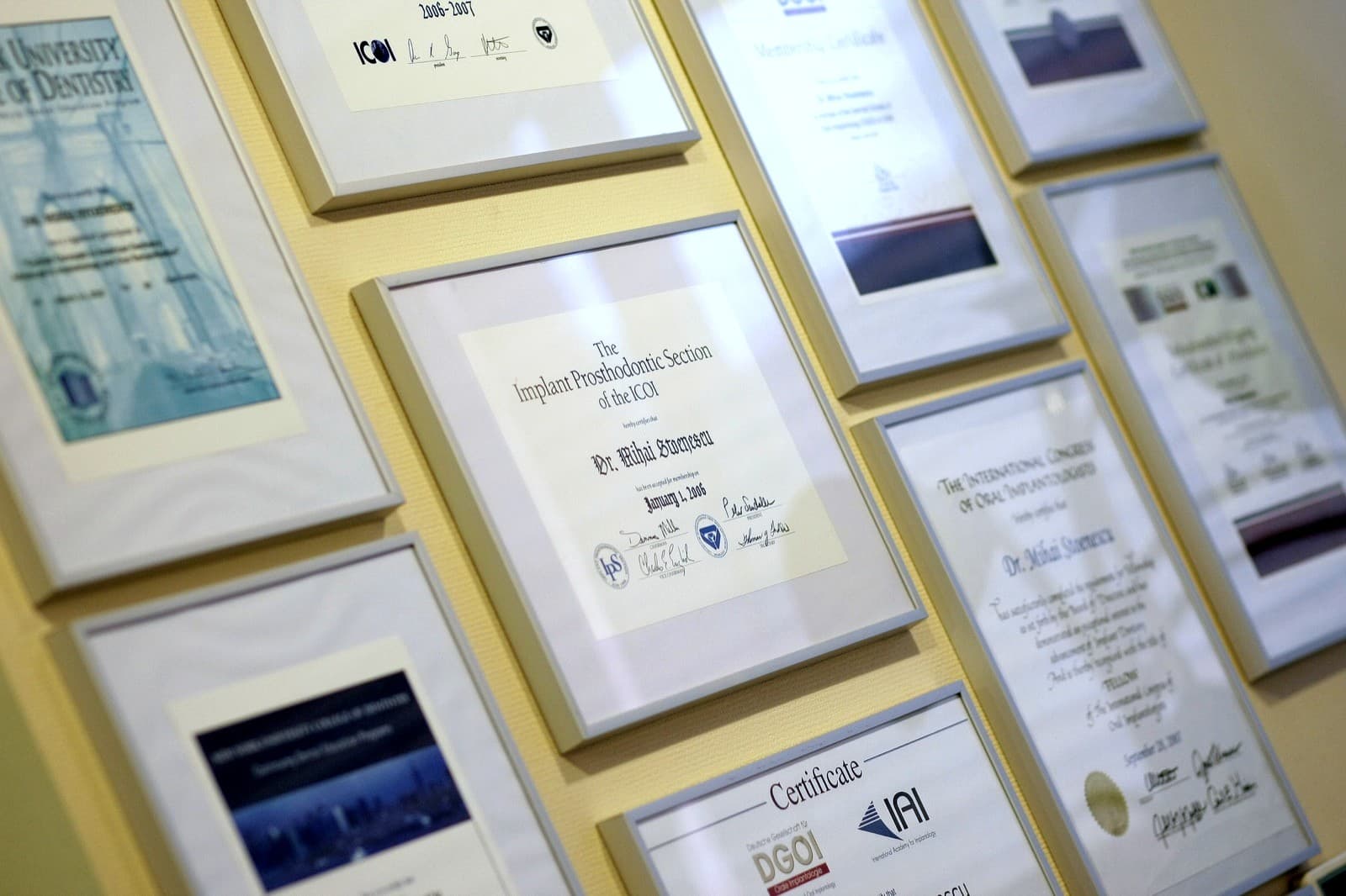 Parete della clinica con i diplomi e i certificati incorniciati del team clinico